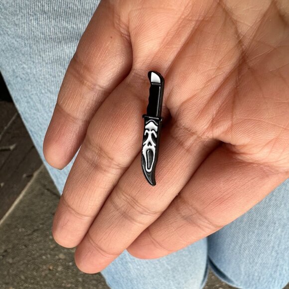 ☀️Punk Knife Design Brooch Pin Horror Halloween Style Comic PinS Black White NEW - Picture 2 of 6